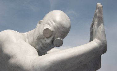 Milano, Emanuele Giannelli, Kaos ve Çağdaş Adam, Fabbrica del Vapore, Milan 'da sergilenen heykeller.