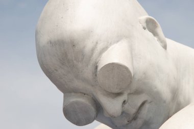 Milano, Emanuele Giannelli, Kaos ve Çağdaş Adam, Fabbrica del Vapore, Milan 'da sergilenen heykeller.