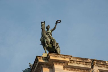 Corso Sempione 'deki Arco della Pace, İtalya' nın Lombardiya bölgesinde bir zafer kemeri..