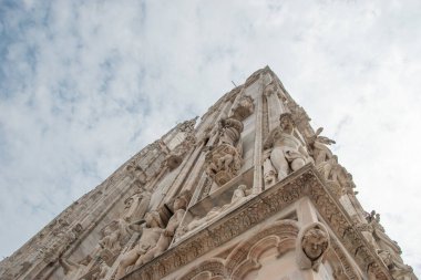 Milan Katedrali 'nin detayları, Milano, İtalya ve Avrupa' nın merkezindeki antik katedral kilisesi.