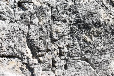 Kireçtaşı yüzeyi, açık renk, tortulu kaya. İtalya 'daki Simbruini Dağları Parkı' nın dağlarında.