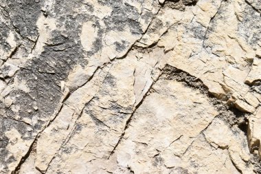 Kireçtaşı yüzeyi, açık renk, tortulu kaya. İtalya 'daki Simbruini Dağları Parkı' nın dağlarında.