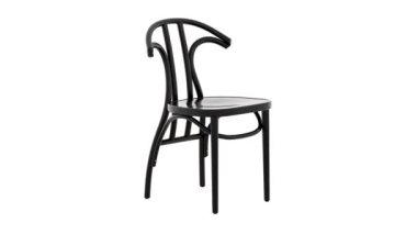 Buhar bükülü siyah ahşap sandalyenin dairesel animasyonu. Beyaz arka planda arkası olan ahşap kayın koltuğu. Yüzyılın ortalarında, modern, İskandinav, tavan arası. 3d hazırlayıcı