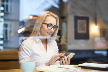 kafede Smartphone kullanarak iş kadını