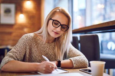 Genç kadın bir kafede eğitim