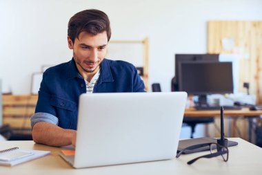 Ofisteki bilgisayarında yaratıcı grafik tasarımcısı çalışıyor.