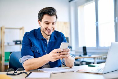 İşe ara verdim. Küçük ofisteyken telefonu kullanan neşeli ağ geliştirici