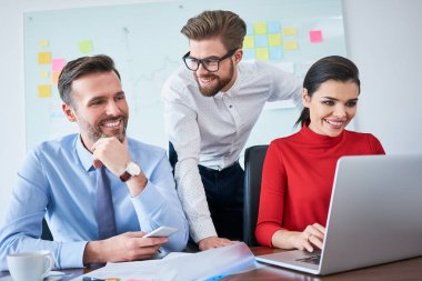 Toplantı odasında mutlu iş ortakları toplantısı.