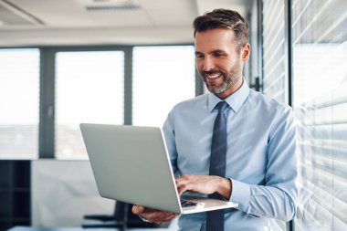 İşadamı modern ofis dizüstü bilgisayarda çalışma