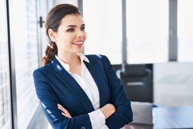 Ofiste duran mutlu iş kadını. Uzaklara bakıyorum.