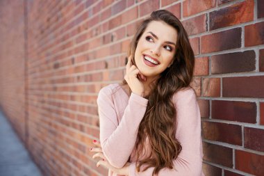 Gülümseyen kadın dışarı bakıyor.