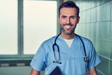 Hastanede doktor gülümseyen