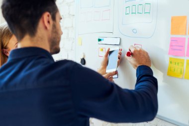 Mobil uygulama düzenini prototipleyen ux tasarımcılarının kapatılması