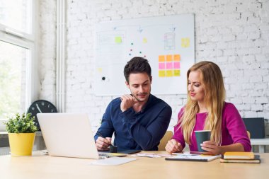 Ofiste çalışan web tasarımcıları yeni web sitesi düzeni planlıyorlar