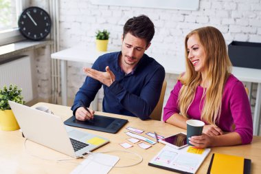 İki web tasarımcısı yeni fikirleri tartışıyor.