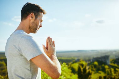 İnsan doğayla iç içeyken dua eder ve meditasyon yapar.