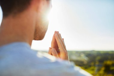 İnsanın meditasyon yapması, dışarıda dua etmesi.