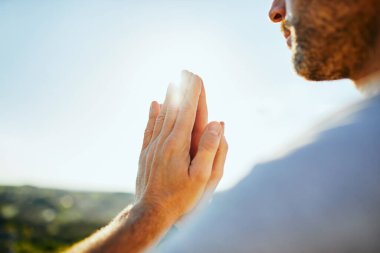 Bir adamın sessizce dışarıda dua etmesini sağla.