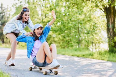 İki arkadaş yazın dışarıda sörf tahtası ile eğleniyor.