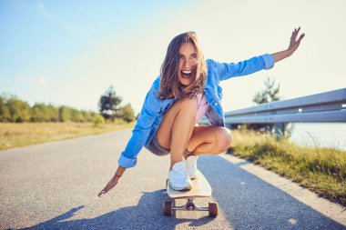 Güzel kız dengede duruyor, sevinçle bağırıyor.