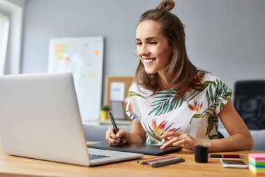 Ev ofisinden çalışan kadın grafik tasarımcısı dijital sanatçı