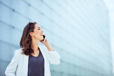 Göz kamaştırıcı genç girişimci iş meselelerine yürürken katılıyor.