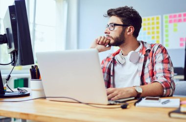 Odaklanmış genç programcı, müteahhit evde oturuyor ve sorunları çözmek için çalışıyor
