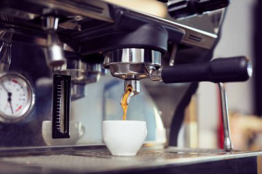 Kahve makinesi espresso fotoğrafını çekerek closeup çekim