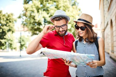 Genç bir çift açık hava haritasına bakıyor.