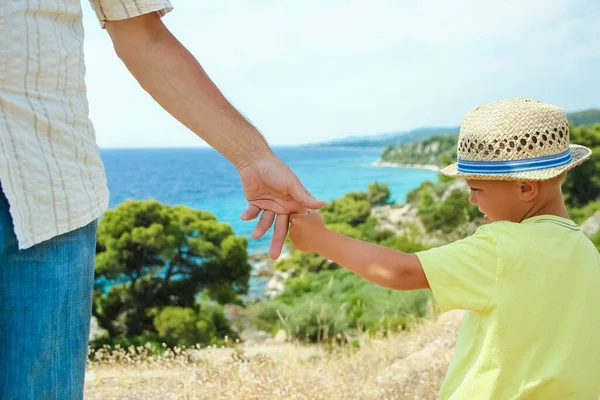 Yunanistan Seyahat Geçmişi Olan Mutlu Ebeveynlerin Çocukların Elleri — Stok fotoğraf