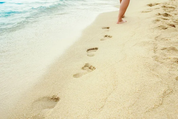 Beach Resor Kvinna Avkopplande Promenader Sandstrand Lämnar Fotspår Sanden Närbild — Stockfoto