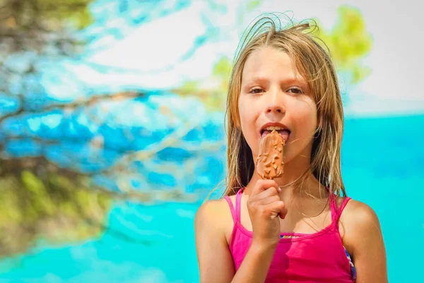 Ευτυχισμένο Κοριτσάκι Παγωτό Δίπλα Στη Θάλασσα Στη Φύση Στο Ταξίδι — Φωτογραφία Αρχείου
