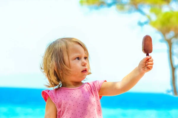 Szczęśliwe Dziecko Dziewczyna Lodami Nad Morzem Przyrodzie Podróży Parku — Zdjęcie stockowe