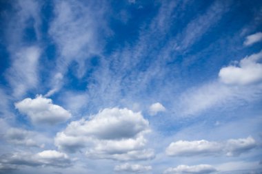 Temiz hava atmosferinde güzel gökyüzü bulutları