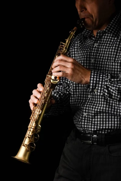 Saxofón Soprano Manos Sobre Fondo Negro — Foto de Stock