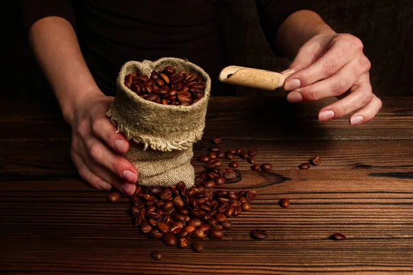 Żeńskie Dłonie Młynek Kawy — Zdjęcie stockowe