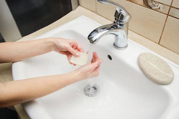 Sabunlu Eller Musluğun Altında Suyla Yıkanır Enfeksiyondan Pislikten Virüsten Arınmış — Stok fotoğraf