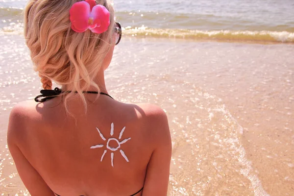 Szczęśliwa Dziewczyna Ramieniu Słońca Plaży Lecie Łonie Natury — Zdjęcie stockowe