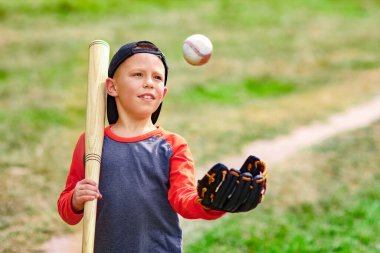 Parkta beyzbol sopalı mutlu çocuk doğa konsepti üzerine