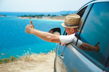 Otomatik deniz arka planındaki mutlu adam.