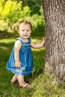 Parktaki mutlu çocuk.