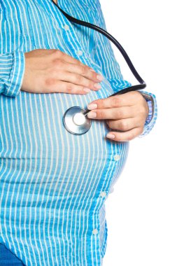 Mutlu hamile kız beyaz arka planda yatıyor.