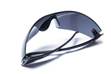 Beyaz arkaplanda şık güneş gözlükleri