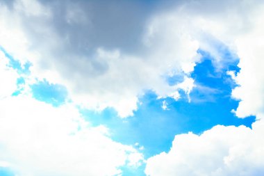 Mavi gökyüzüne karşı fantastik yumuşak beyaz bulutlar