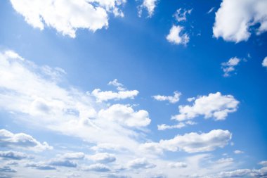 Temiz hava atmosferinde güzel gökyüzü bulutları