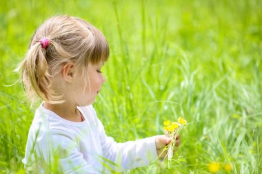 happy child playing a fun and draws on the nature of the park