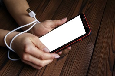 Telefon ahşap bir arka planda el bağımlılığı