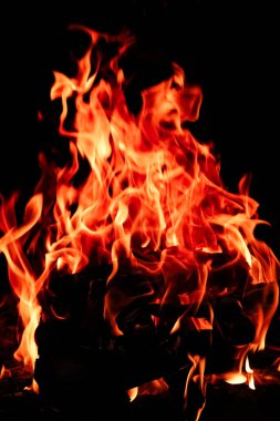 Kömürlü ateş ve doğa pikniğinde ateş. Sokaklarda yemek için şenlik ateşi yakıyor.