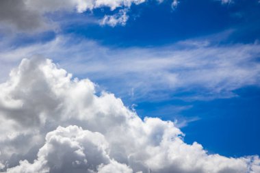 Mavi gökyüzü beyaz bulutlar doğada yaz mevsiminde