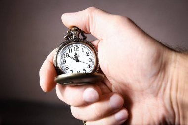 Cep saati bir adamın elinde.